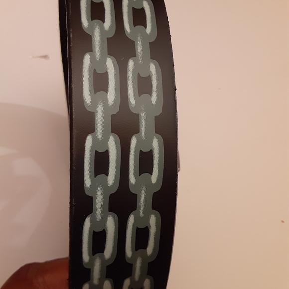 Amity black belt with faux chain links and bird pattern - Picture 10 of 12